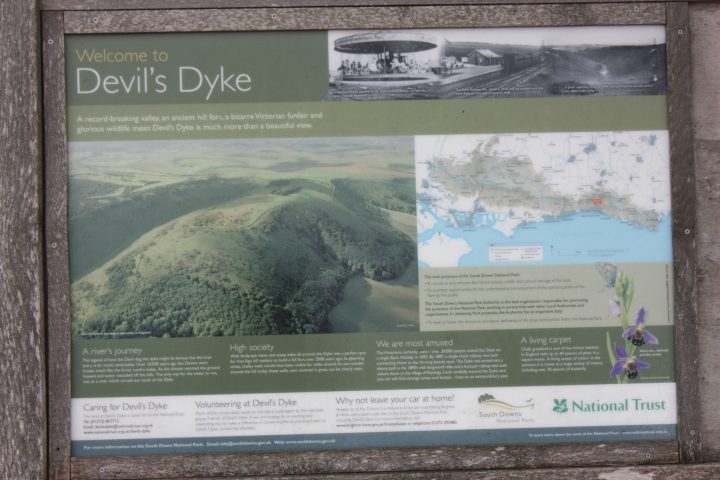 Eine Infotafel bietet Informationen zu Devil's Dyke