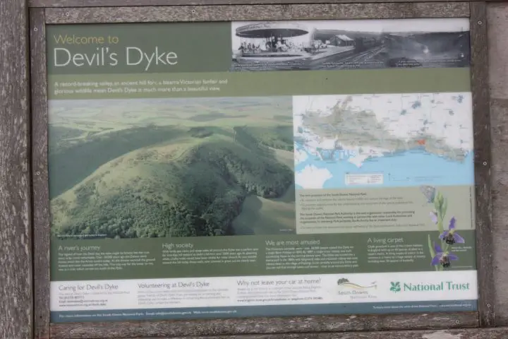 Eine Infotafel bietet Informationen zu Devil's Dyke