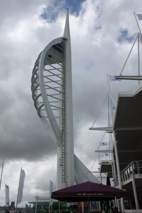 Spinnaker Tower regt in den bewölkten Himmel von Portsmouth