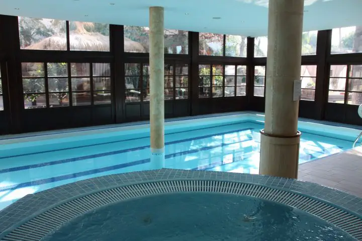 Hallenbad und Whirlpool im Lindner Golf & Wellness Resort Portals Nous auf Mallorca