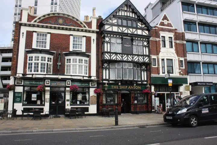 Alte Gebäude im historischen Hafen von Portsmouth.