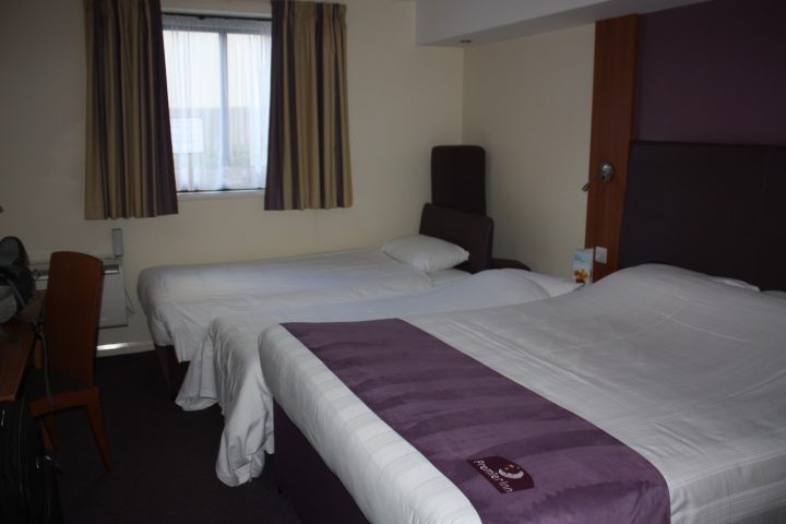Das Familien - Zimmer im Premier Inn Hotel in Bournemouth, England.