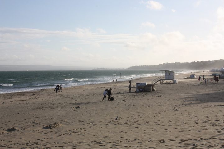 Abendstimmung am Strand von Bournemouth: nur noch wenige Besucher und Schatzsucher genießen die Idylle