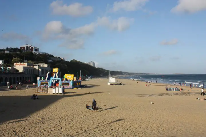 Am Sandstrand von Bournemouth gibt es Spielgeräte für Kinder