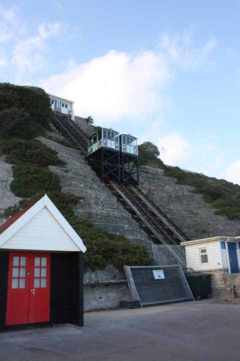 Eine Kabelbahn führt von den Klippen hinab zum Strand von Bournemouth