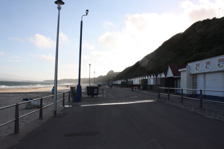 An der Strandpromenade von Bournemouth gibt es viele kleine Strandkabinen und einen herrlichen Spazierweg mit Blick auf das Meer
