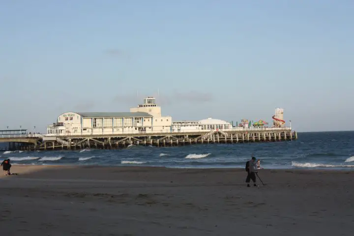 Auf der Pier in Bournmouth gibt es einen Vergnügungspark und ein Theater über dem Meer