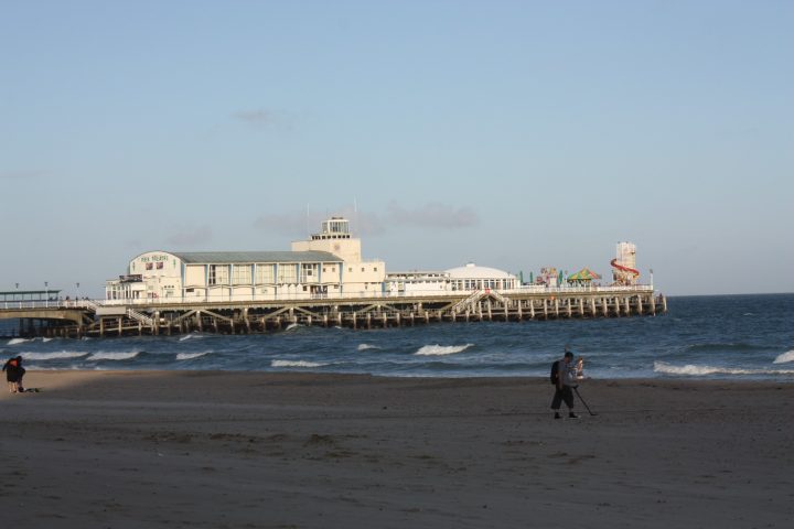 Auf der Pier in Bournmouth gibt es einen Vergnügungspark und ein Theater über dem Meer