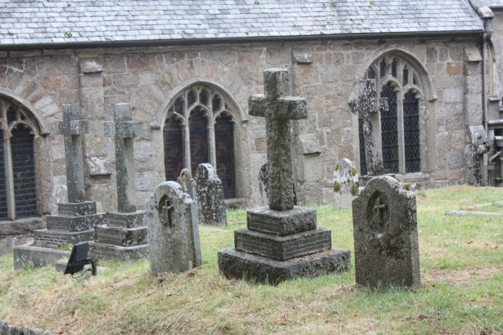 Steinerne Grabmale vor der Kirche auf dem Friedhof in Chagford