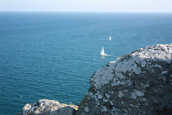 Segelboote vor der Küste Cornwalls