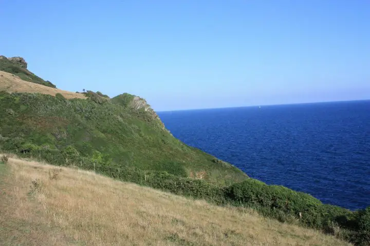 Blick vom Coast Path bei Polruan über die Weisen auf das Meer