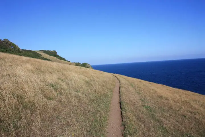 Schmaler Weg entlang des Meeres in Cornwall