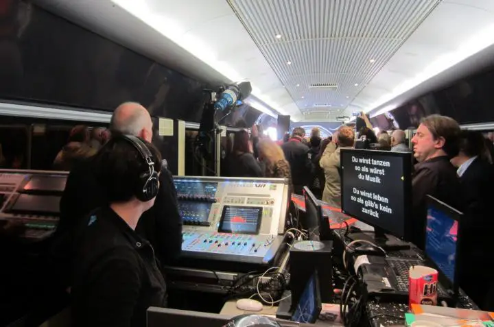 Ein Zug wird zum Konzertsaal: Super Stimmung an Bord des IC 2229 mit Peter Maffay