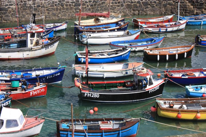 Bunte Boote im Hafen von Coverack in Cornwall
