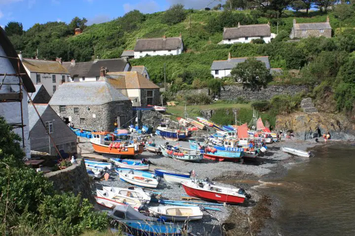 Der Hafen von Cadgwith in Cornwall