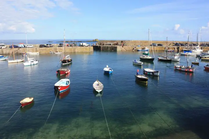 Der idyllische Hafen von Mousehole, Cornwall