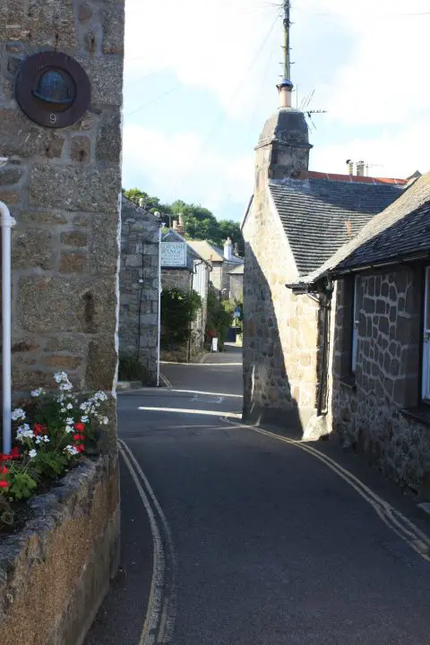 Einsame Dorfstraße in Mousehole