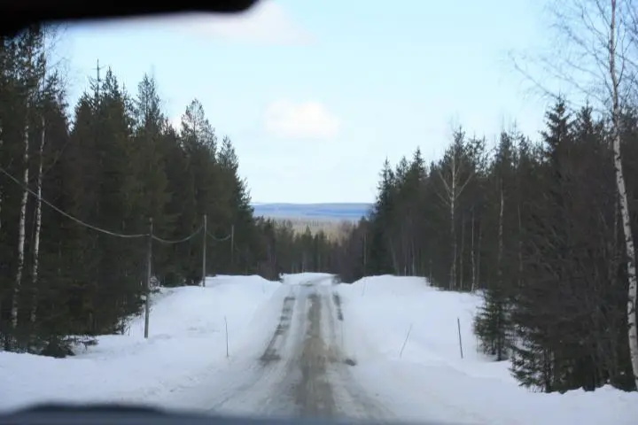 Fahrt durch die Wälder Lapplands, Schwedisch Lappland