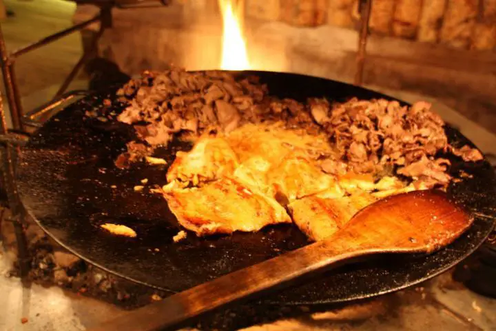 Typisches Essen: Elch- und Rentierfleisch über offenem Feuer gekocht, Schwedisch Lappland