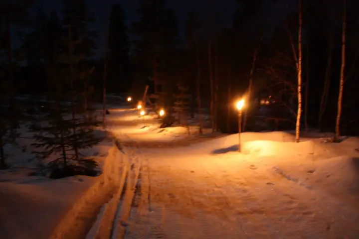 Romantische Nacht in Schwedisch Lappland, Wilderness Camp Svansele, Fackeln im Wald