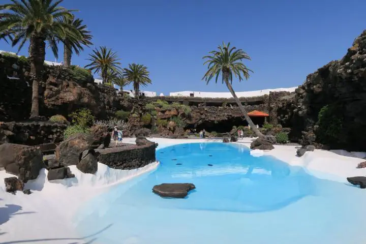 Pool im Jameos del Agua, Lanzarote mit Kindern