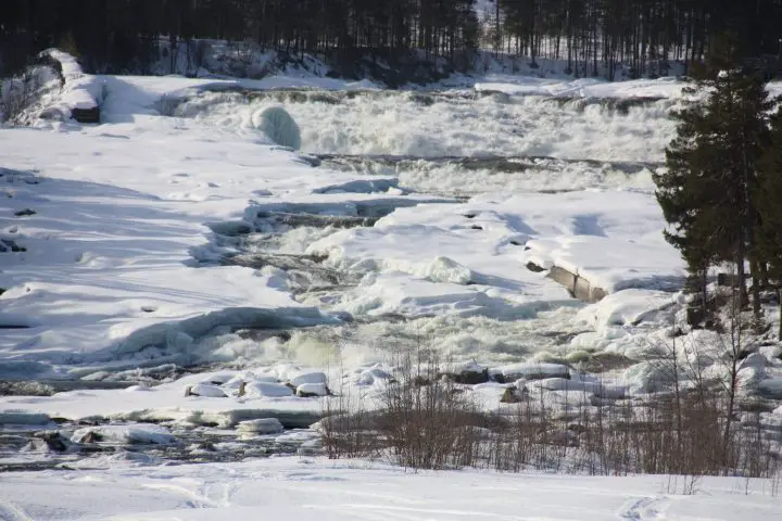 Was ist Eis und was ist Wasser? Faszinierendes Naturschauspiel bei den Wasserfällen Storforsen, Piteå, Schwedisch Lappland