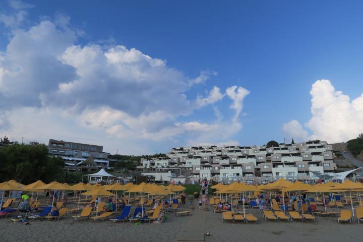 Hoteltipp Kreta: Blick auf das Hotel Sentido Mikri Poli Atlantica vom Strand, Kreta mit Kindern