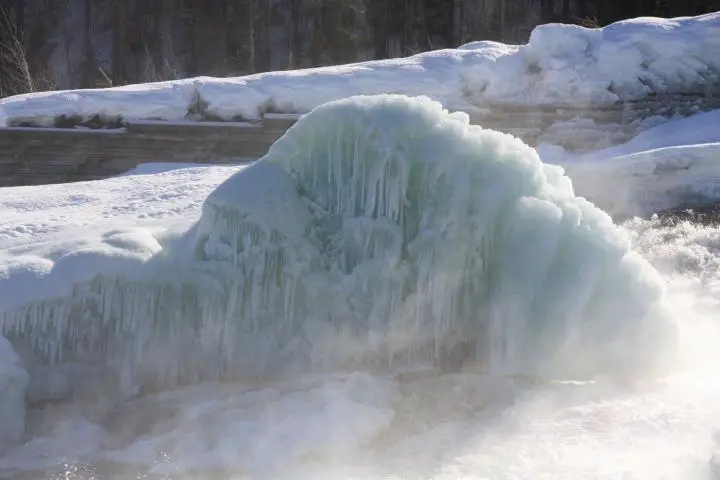 Storforsen, Schwedisch Lappland, Kunstwerk aus Eis