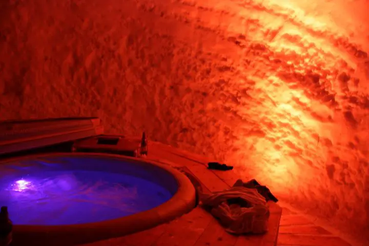 Hot Tub unter Sternenhimmel im Iglootel, Schwedisch Lappland