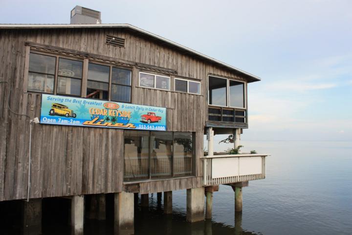 Kens Cedar Keyside Diner in Cedar Key, Florida liegt direkt am Meer