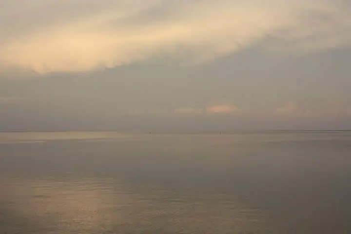 Wenn Wolken und Meer am Horizont verschmelzen: Abendstimmung in Cedar Key, Florida