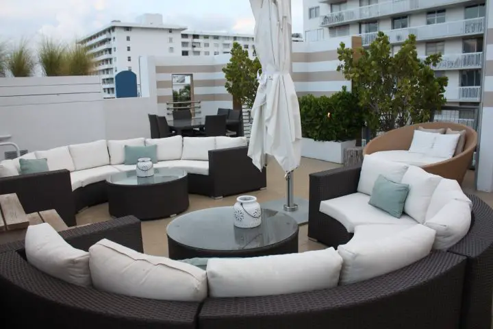 Lounge-Möbel auf der Dachterrasse des Sense Beach House in Miami Beach, Florida