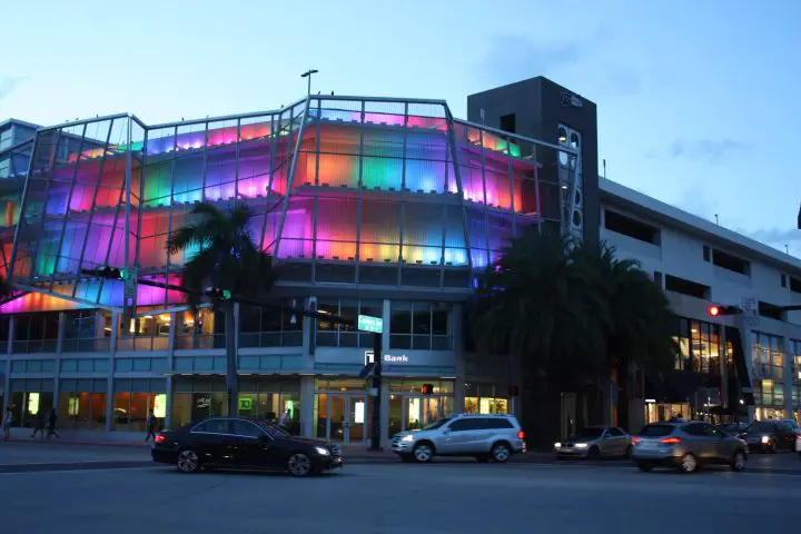 Beleuchtetes Gebäude im Art Déco Viertel in Miami Beach, Florida