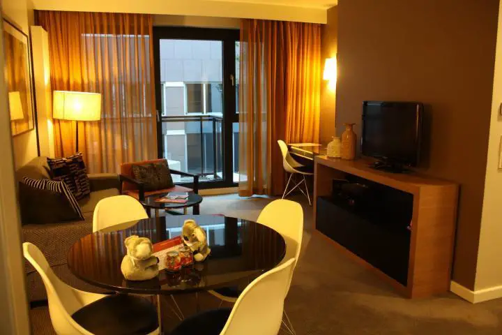 Wohn-/Essbereich des Apartments im Adina Hotel Hamburg Michel