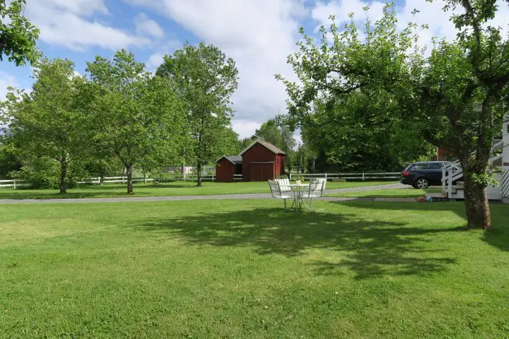 Garten im Ferienhaus in Smaland, Schweden mit Kindern