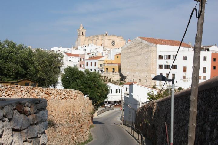 Die Kathedrale bildet das Zentrum der Altstadt von Ciutadella auf Menorca, Menorca mit Kindern