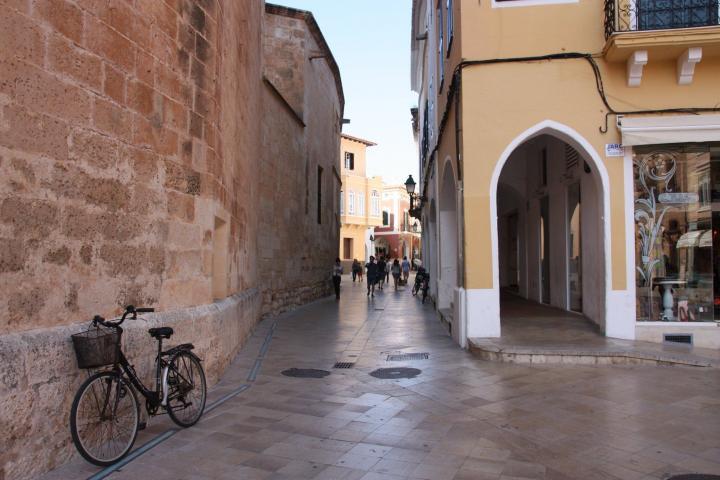 Altstadt von Ciutadella, Menorca mit Kindern