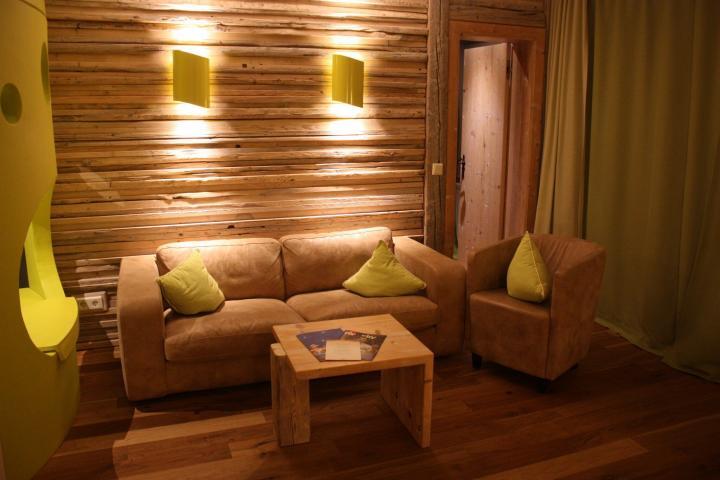 Der Wohnbereich mit der Kuschelhöhle (links) im Kinderhotel Oberjoch