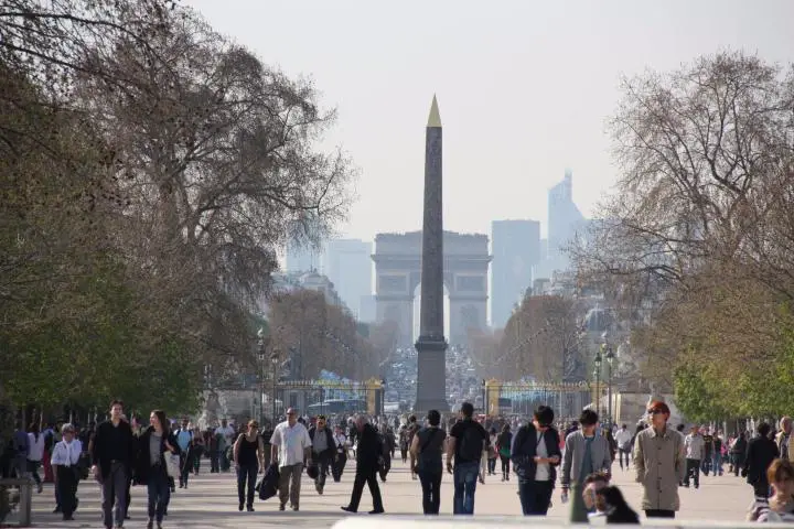 Blick auf das Obelisk und den Triumphbogen, Paris mit Kindern