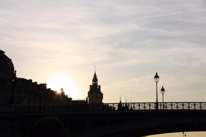 Von der Seine aus hat man einen tollen Blick auf die Sehenswürdigkeiten von Paris, Paris mit Kindern