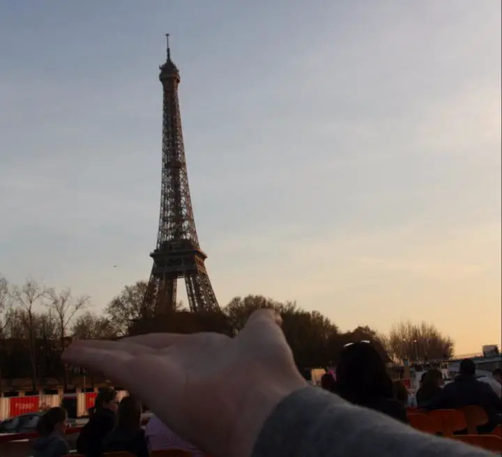 Eiffelturm in der Hand, Paris, Frankreich