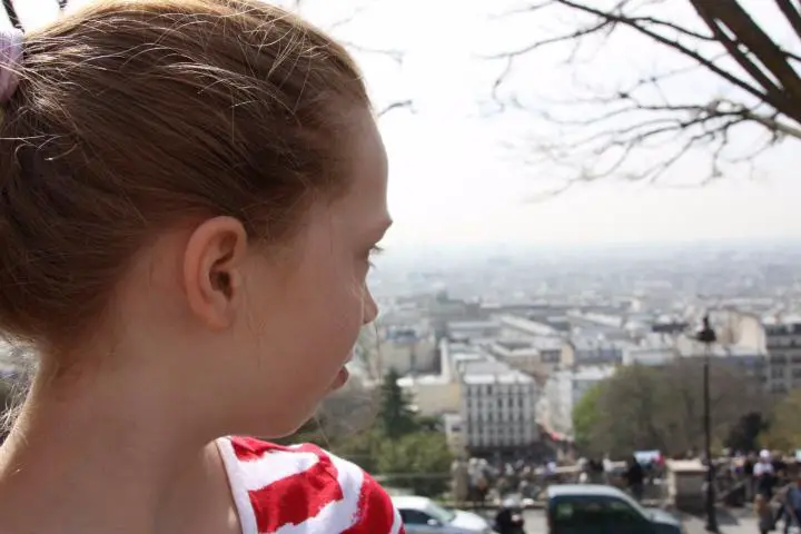 Blick von Montmartre über Paris, Paris mit Kindern
