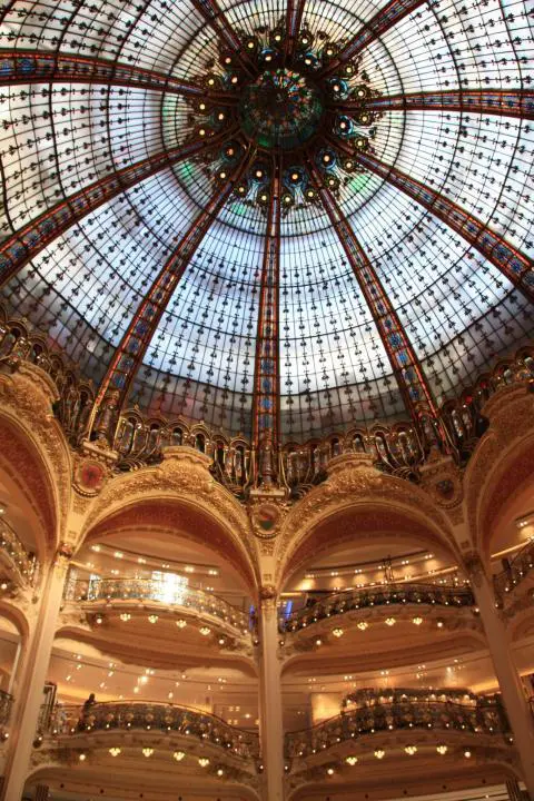 Das prunkvolle Kuppeldach der Galeries Lafayette in Paris