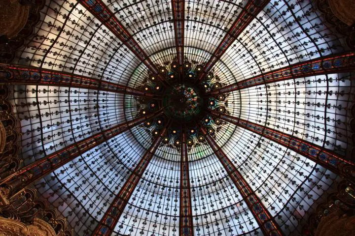 Das berühmte Kuppeldach der Galeries Lafayette, Paris mit Kindern