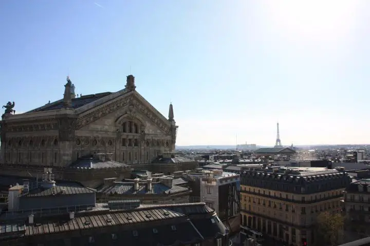 Der Blick von der Dachterrasse der Galeries Lafayette auf die Opéra Garnier und den Eiffelturm in Paris