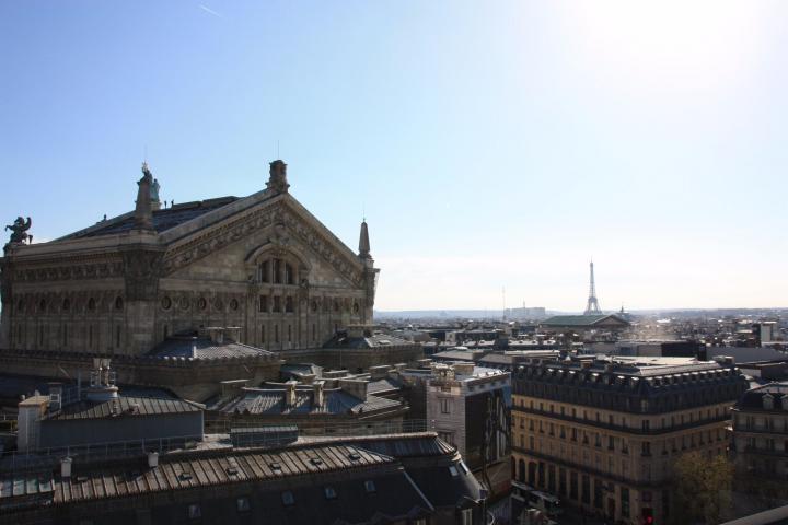 Der Blick von der Dachterrasse der Galeries Lafayette auf die Opéra Garnier und den Eiffelturm in Paris