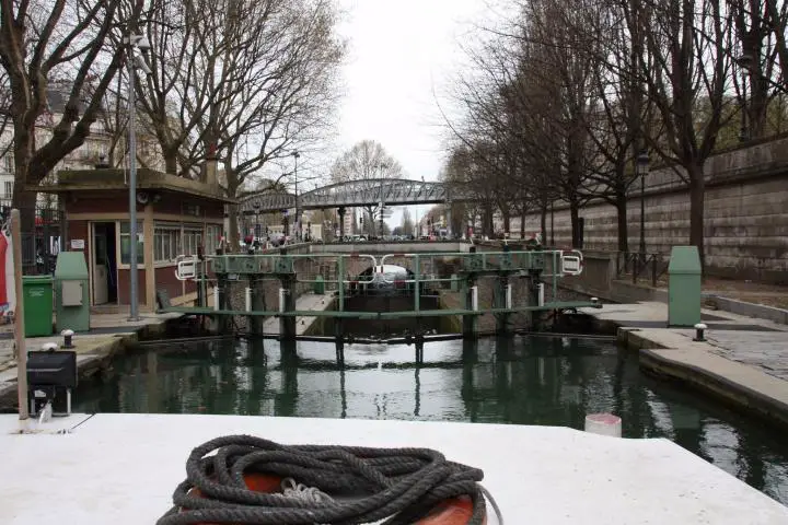 Schleuse auf dem Canal Saint Martin - Paris mit Kindern