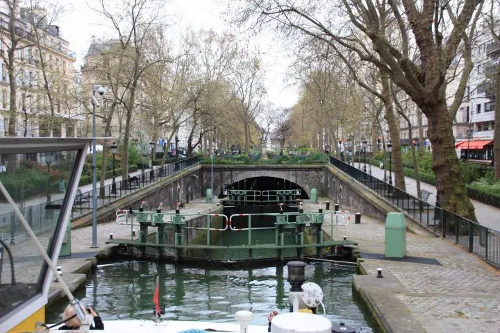 Gleich mehrere Schleusen gilt es zu überwinden - Kanal St. Martin Paris