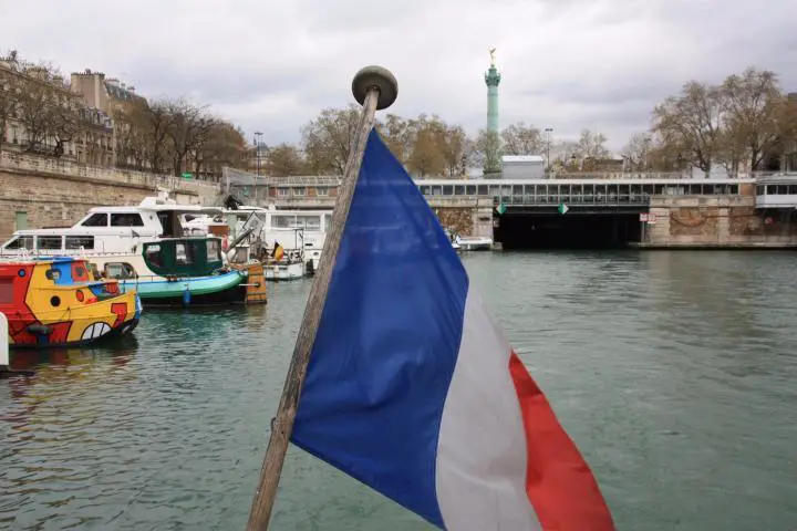 Bootfahrt auf der Canal Saint Martin, Paris mit Kindern