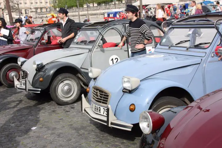 "4 roues sous un parapluie" bietet originelle Rundfahrten in Oldtimer Enten durch Paris an